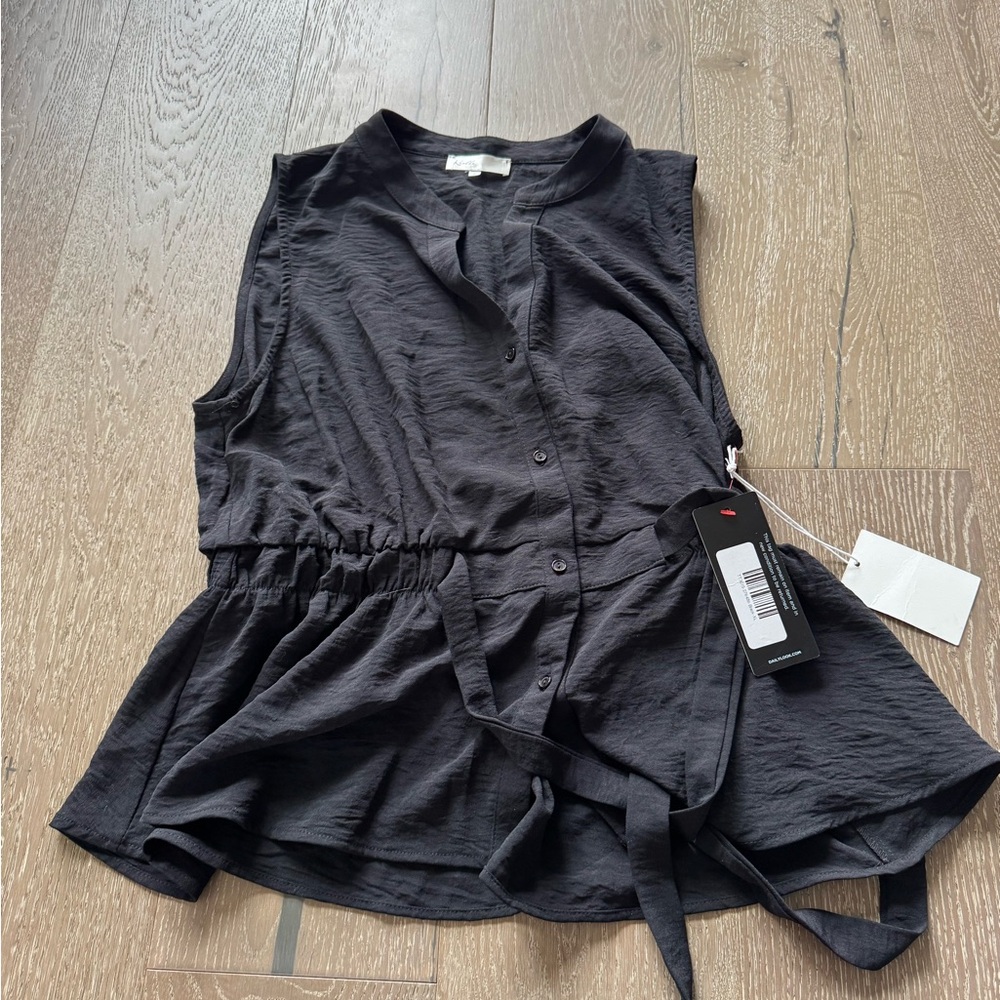 Daily Look Rielle Black Sleeveless Button-Up Top